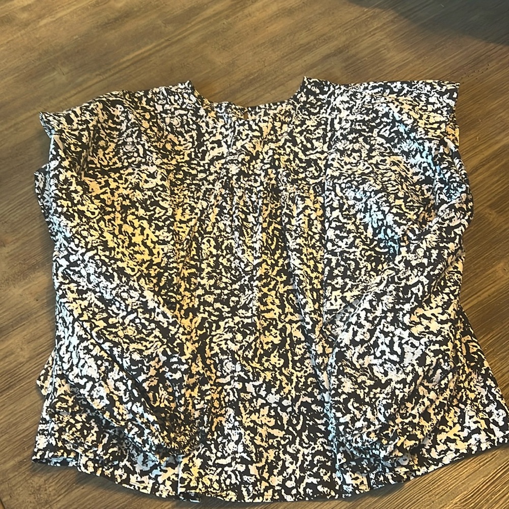 Pistola blouse, flutter addition on front/back on sides. Elastic at wrist.